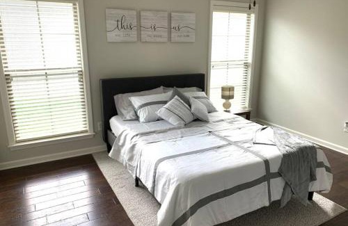 Dothan Casa | Peaceful 3BR/2BA Hidden Lake Home Near ACOM w/WiFi