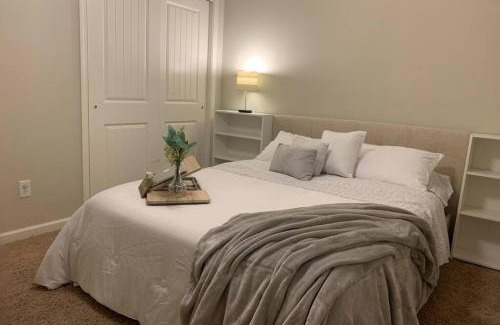 Dothan Casa | Peaceful 3BR/2BA Hidden Lake Home Near ACOM w/WiFi