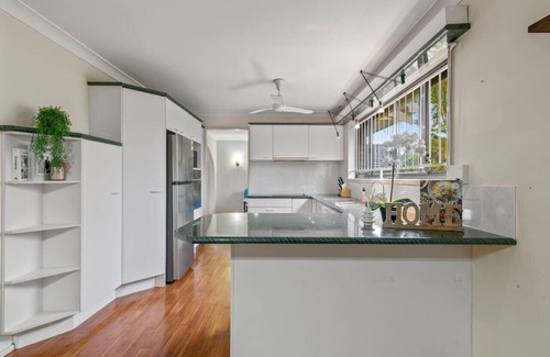 Sunnybank Casa | Peaceful 4BR at Sunnybank CBD w/2Parking/Yard/Mall