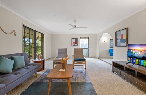 Sunnybank Casa | Peaceful 4BR at Sunnybank CBD w/2Parking/Yard/Mall