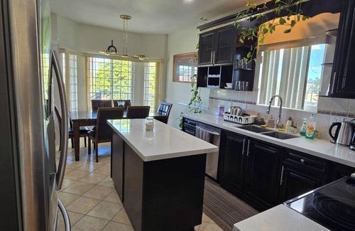 Newton Casa | Peaceful 5-bedroom House with WiFi in Surrey Central
