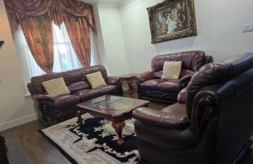 Newton Casa | Peaceful 5-bedroom House with WiFi in Surrey Central