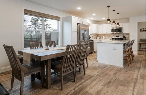 Marshall Casa | Peaceful 5 BR Home w/ Stunning Views & Game Room!