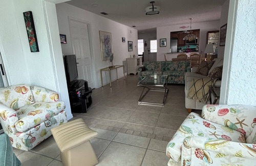 Braden River Condominio | Peaceful and Spacious Sarasota Meadows Getaway! 2Bed/2Bath Upper Condo w/Pool