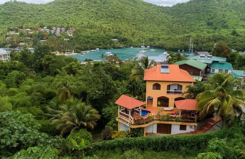 Marigot Bay Apartamento | Piscina, parrilla, 2 minutos a pie del agua. ¡Su estadía apoya a los niños locales necesitados!