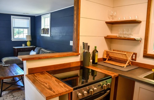 South Britain Apartamento | Peaceful apartment on 3.5 acres w/ artist studio.