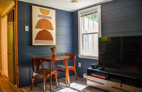 South Britain Apartamento | Peaceful apartment on 3.5 acres w/ artist studio.