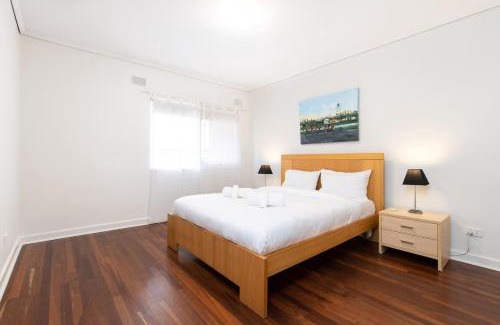 Glenelg North Apartamento | Peaceful at the Pat - Free wine