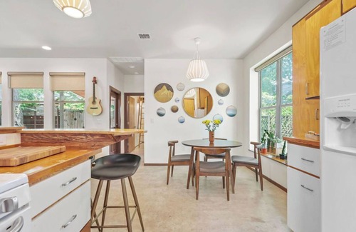 Central East Austin Casa | Peaceful Austin Oasis w/ King Bed & private yard l Centrally Located