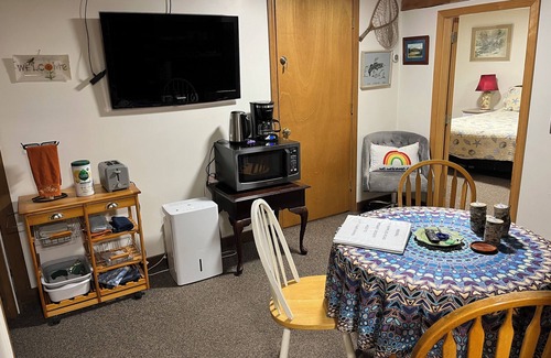 Mount Desert Apartamento | Peaceful Basement Apartment among serene woods, paths, and a stream near Acadia