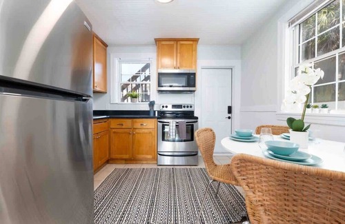 Neptune Beach Condominio | Peaceful beach condo - just steps to the beach!