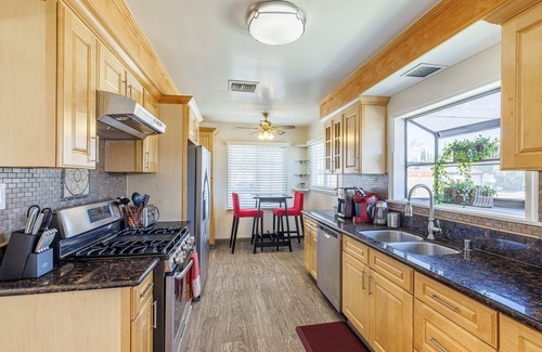 Winnetka Casa | *Peaceful & Beautiful! Pool, Firepit, BBQ, Central
