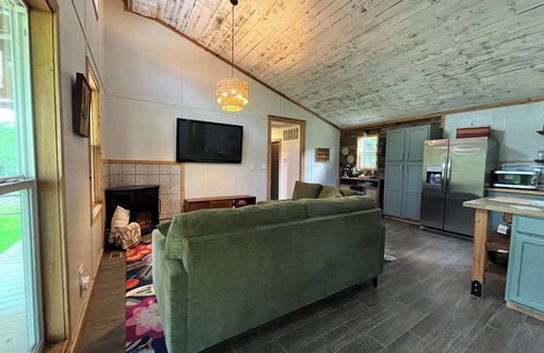 Stillwater Cabaña | Peaceful Boho Retreat Nestled in the Woods – 5 Mins from Downtown