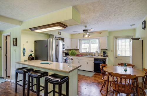 Bronston Cabina | Peaceful Bronston Getaway w/ Fire Pit & Lake Views