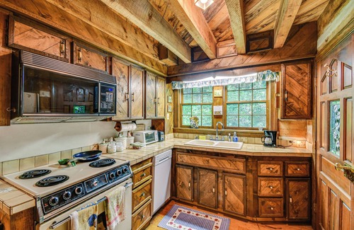 Burnsville Cabina | Peaceful Burnsville Cabin By South Toe River!