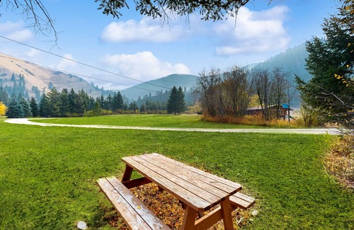 Sula Cabina | Peaceful cabin on acreage with a wood stove - near Bitterroot River