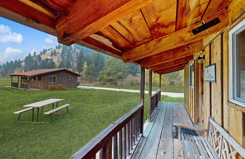 Sula Cabina | Peaceful cabin on acreage with a wood stove - near Bitterroot River