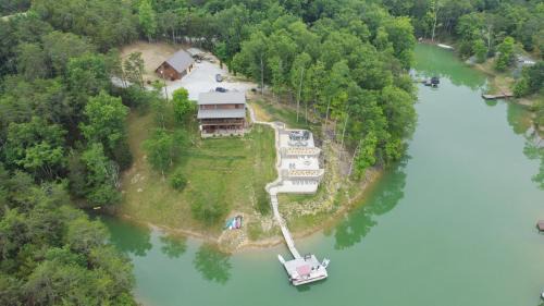 Sevierville Casa | Peaceful Cabin on Lake Sleeps 18 w outdoor kitchen