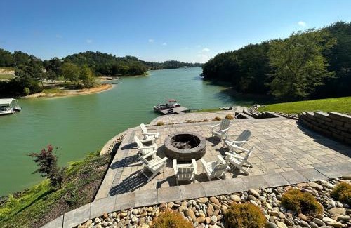 Sevierville Casa | Peaceful Cabin on Lake Sleeps 18 w outdoor kitchen