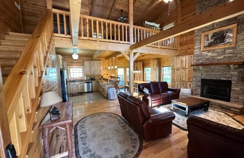 Sevierville Casa | Peaceful Cabin on Lake Sleeps 18 w outdoor kitchen