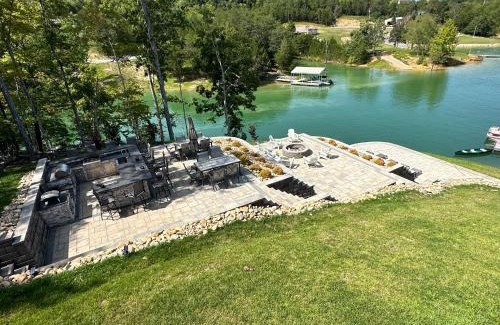 Sevierville Casa | Peaceful Cabin on Lake Sleeps 18 w outdoor kitchen