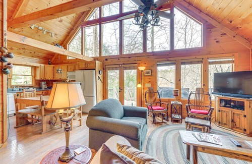 Epworth Cabina | Peaceful Cabin w/ Hot Tub: 11 Mi to Blue Ridge!