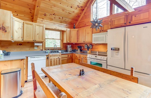 Epworth Cabina | Peaceful Cabin w/ Hot Tub: 11 Mi to Blue Ridge!
