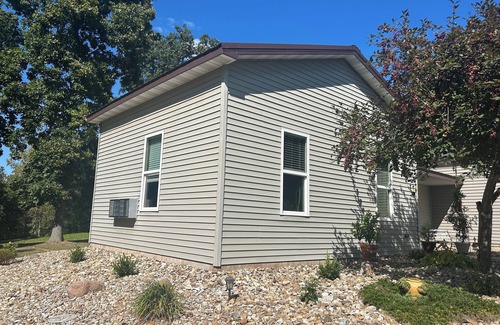 Fowler Cabina | Peaceful cabin with AC in charming Liberty