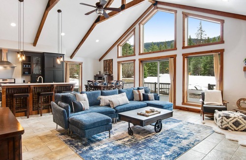 Cle Elum Cabina | Peaceful cabin with hot tub, firepit, amazing views, fireplace & furnished deck