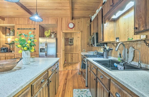 Cairo Cabaña | Peaceful Cairo Farmhouse w/ Barn & Fire Pit