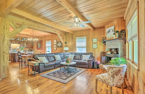 Cairo Cabaña | Peaceful Cairo Farmhouse w/ Barn & Fire Pit