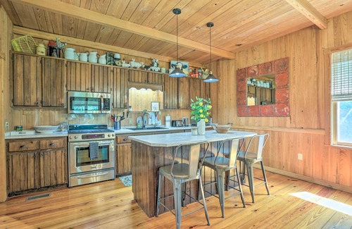 Cairo Cabaña | Peaceful Cairo Farmhouse w/ Barn & Fire Pit