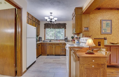 Carrollton Cabina | Peaceful Carrollton Retreat w/ Deck & Fire Pit!