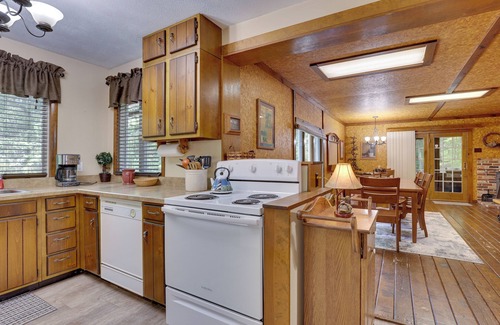 Carrollton Cabina | Peaceful Carrollton Retreat w/ Deck & Fire Pit!