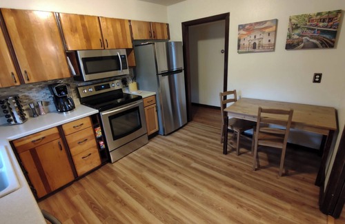 North San Antonio - SAT Casa | Peaceful & central located home with fully equipped kitchen & backyard BBQ oasis