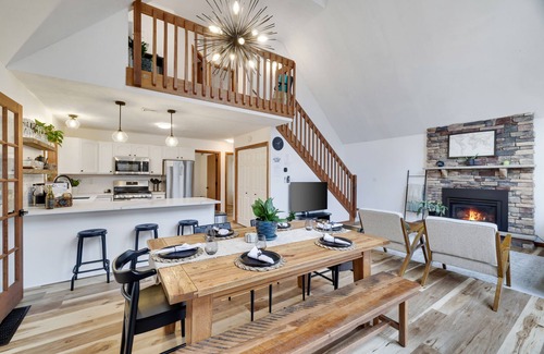 Riverside Estates Chalet De Esquí | Peaceful Chalet w/ Fireplace I Hot Tub I Fire Pit