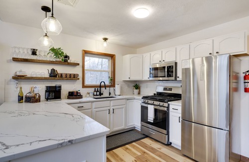 Riverside Estates Chalet De Esquí | Peaceful Chalet w/ Fireplace I Hot Tub I Fire Pit