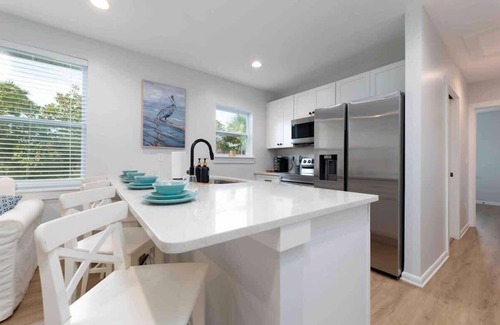 Neptune Beach Apartamento | Peaceful coastal Condo - walk to the beach!