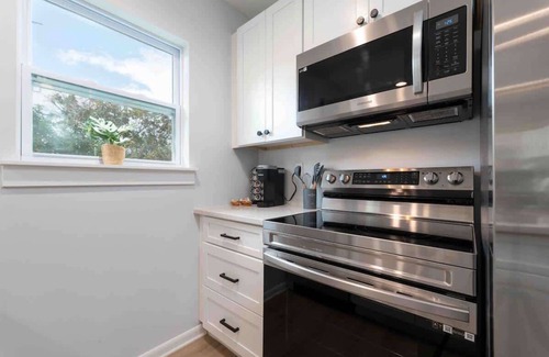 Neptune Beach Apartamento | Peaceful coastal Condo - walk to the beach!
