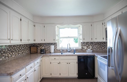 Ronks Casa | Peaceful Cottage in the heart of Amish Country with hot tub.