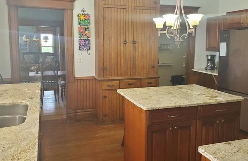 Cedar Falls Otro | Peaceful country farmhouse with wooded acreage