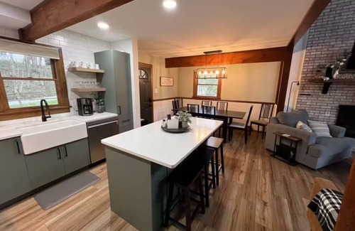 Boswell Chalet De Esquí | Peaceful Cozy Lakefront Chalet in Laurel Highlands with Private Dock