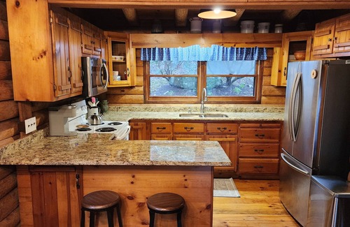 Andrews Cabina | Escape to a peaceful creekside 2-bdrm cabin with WiFi, AC in Nantahala Lake area