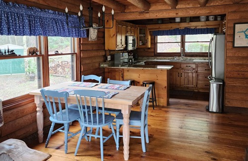 Andrews Cabina | Escape to a peaceful creekside 2-bdrm cabin with WiFi, AC in Nantahala Lake area