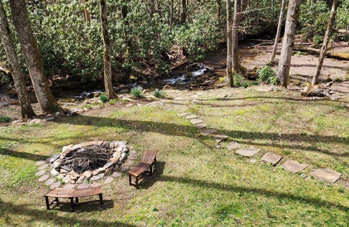 Andrews Cabina | Escape to a peaceful creekside 2-bdrm cabin with WiFi, AC in Nantahala Lake area