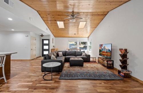 Groveland Casa | Peaceful Creekside Buddha Retreat