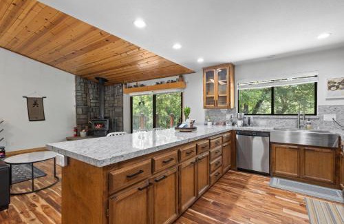 Groveland Casa | Peaceful Creekside Buddha Retreat