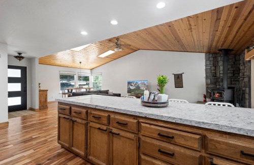 Groveland Casa | Peaceful Creekside Buddha Retreat