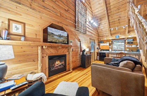 Dahlonega Cabina | Peaceful Creekside Cabin in Dahlonega, GA *NEW HOT TUB!*