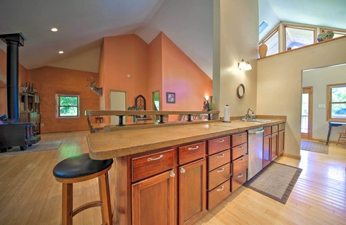 Carbondale Casa | Pacífica casa de Carbondale personalizada con piscina cerca de SIU!